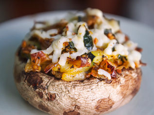 רצועות יובה דקות בקונפטי סטייל, גפרורי זוקיני, רצועות בצל, מוקפצים כולם על מחבת עם תערובת תיבול טוסקנה האלוהית ואז נערמים כולם אל תוך פטריות פורטובלו ענקיות, בתוספת גבינה טבעונית לאפייה. חצי שעה לתנור ואמאל'ה, איזו היכרות משוגעת כל המרכיבים מבצעים ביניהם שם בתנור, כל ביס "בצבע", כי הפטריות הבשרניות בעצמן מספקות את הג'וסיות לבשרניות החלבונית של רצועות היובה, שאחראיות על הארכת עונג זמן הלעיסה המושחתת. השחיתות עצמה מנוהלת על ידי הזוקיני והגבינה שמביאים את הנימוחות הרכה בנוסף לטעמיהם, הבצל ותערובת הטוסקנה מביאים קצת מתקתקות מאזנת, דאממ... מלמלנו כאן בשפות זרות כשטרפנו.