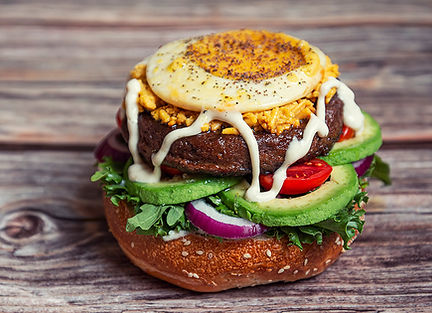 בורגר, גאודה טבעונית, אבוקדו, ביצת עין הפוכה, עגבניות שרי, איולי שום