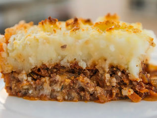 גרסה טבעונית שלי למנה הבריטית המפורסמת. פטריות ושבבי חלבון סויה, מצומצמים בבישול ברוטב יין אדום, עגבניות ועשבי תיבול, אפויים עם שכבת פירה נימוחה מעל.