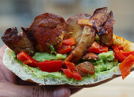 פטריות יער חרוכות עם תערובת ברברה אתיופית, אבוקדו, פלפל מתוק קלוי