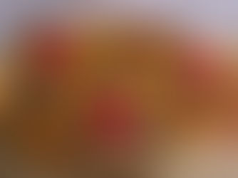 לחמעג'ון טבעוני שעשוי משכבה עוטפת של בצק מנחם >> מרופד בנדיבות בתערובת עבה של טחון חלבון אפונה >> שתוגברה לפני כן בבצל לבן קצוץ, שום כתוש, פלפל חלפיניו קצוץ, תערובת תיבול בהרט >> מלא פטריות שמפיניון שלמות ופלפלונים מתוקים שלמים נטועים להם בשדה הלחמעג'ון >> השדה העמוס מושקה ברוטב ברביקיו מעושן קלות >> כל ההרכב אפוי לו בתנור עד להשחמה יפהפייה, מרימת שולחן ומפילת לסתות, ריחנית ובשרנית >> מוגשת עם גשם של בצל ירוק מעל >> נחתכת לסלייסים >> כל ביס עושה בום בפה, סערה בלב, נוצץ בעיניים, רוגע בנשמה.