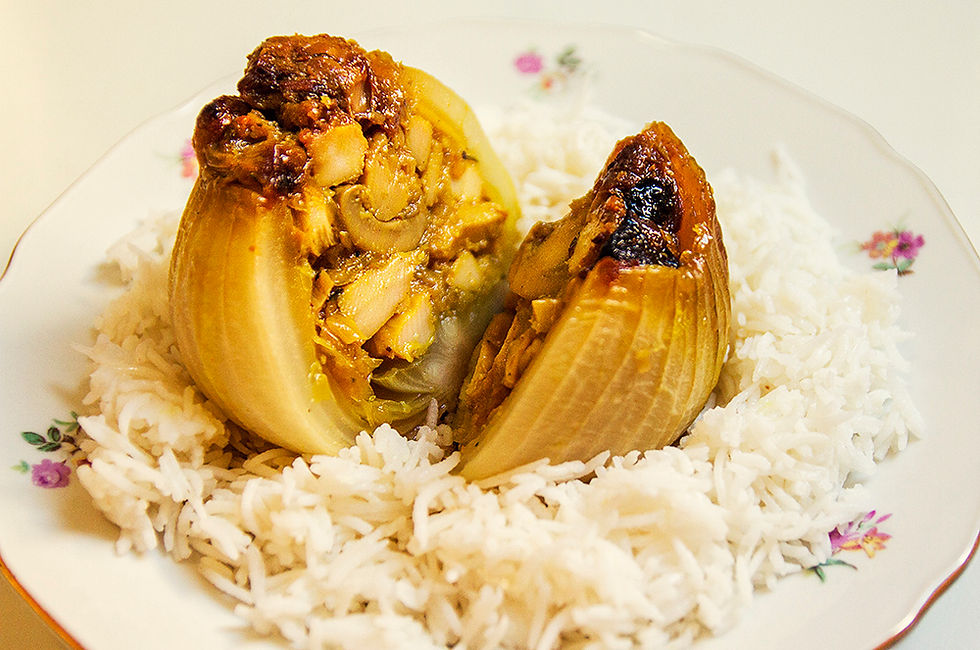 בצלים ממולאים בנתחי סויה ופטריות שמפיניון - מתכון טבעוני