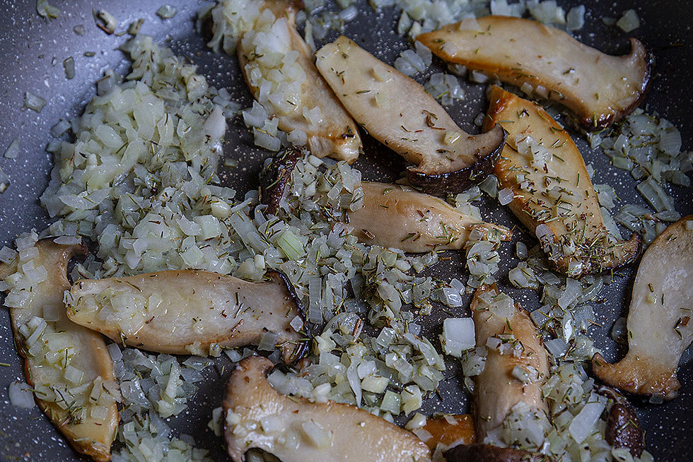 צלי חציל ופטריות מלך היער ברוטב יין וחמאה - מתכון