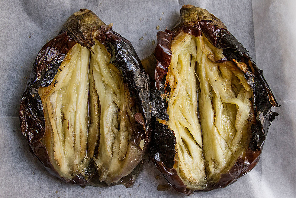 חציליובה - חציל קלוי אפוי עם יובה כנפיים, אצות נורי, תערובת תיבול לחריימה ומעל הכל טחינת סחוג ירוקה ופטרוזליה טרייה.