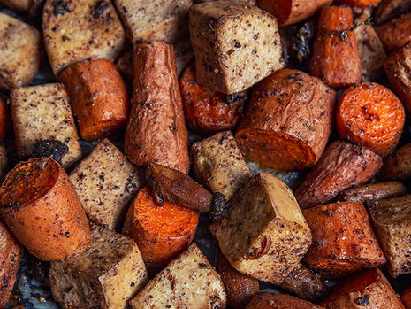 קוביות בטטה, קוביות טופו, פטריות מיני מלך היער, תימין טרי, ראש שום, אפויים כולם בתנור עם שמן זית ומיקס תבלינים נהדר שהרכבתי במיוחד עבורם, תבלינים שמרימים לכל השחקנים בתבנית, עד לכדי ביסים מושלמים