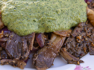 פטריות יער טריות, צלויות/מטוגנות עם רצועות בצל סגול ושפע תערובת תבלינים גסה ופיקנטית לאנטריקוט או ברביקיו, עטופות בשמיכה קרמית של זוקיני ובזיליקום שקודם בושלו באיטיות בחלב סויה ואז נטחנו יחד בבלנדר לקרם ריחני וקטיפתי, שמרגיע בנחמה מושלמת את כל מה שבוער בפטריות הצלויות...