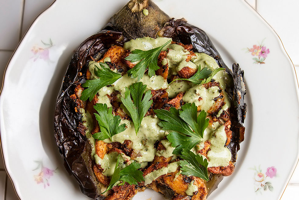 חציליובה - חציל קלוי אפוי עם יובה כנפיים, אצות נורי, תערובת תיבול לחריימה ומעל הכל טחינת סחוג ירוקה ופטרוזליה טרייה.