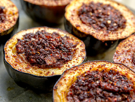 דלעת ערמונים במילוי בשרני של שבבי סויה, פטריות ובצל, מתכון טבעוני, קל וטעים, מתאים מאוד לאירוח