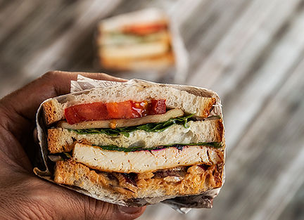 לחם מחמצת עם טופו חרוך בתיבול מעושן, גבינת צ'יפוטלה טבעונית חצי קשה