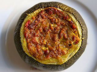 קישואים עגולים אפויים, ממולאים בטחון טבעוני בשרני, בצל ובשר הקישואים עצמם, שבושלו קודם כולם יחד במנה נדיבה של תערובת תבלינים קארי עשירה. אתם חוצים את הקישוא הסגור בצלחת ובום, מפולת של תערובת פסיכית, בשרנית, עסיסית, ריחנית וכל-כך טעימה מתרחשת בצלחת.