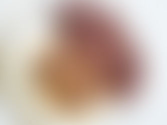 סטייק טבעוני ועסיסי מסייטן מעושן, מטוגן לאחר שהושרה במרינדה ריחנית של יין אדום ועשבי תיבול, לצד פירה נימוח ופטריות שמפיניון, שבושלו קלות במרינדת היין של הסטייק שעטף אותן והצטמצם לצידן.