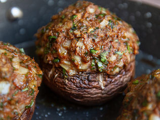 קַבָּבְּטוֹבֶּלוֹ ובּוּרְגֵטוֹבֶּלוֹ, מתכון טבעוני של פטריות פורטובלו טריות ושלמות, ממולאות בתערובת מוכנה של בשר טחון טבעוני מתובל, אפויות בתנור.