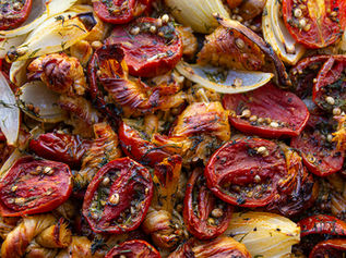 יובה קשרים ועגבניות תמר קטנות חצויות, בתנור עם שמן זית, בצל, שמיר טרי ושפע זרעי כוסברה שלמים.