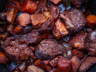 נתחי חלבון סויה, תפוחי אדמה, בטטות, בצלים, גזרים, ארטישוק ירושלמי, פלפל צ'ילי טרי. כל אלו מושרים ומבושלים ביין אדום ותבלינים נהדרים, שנספגים ומצטמצמים מושלם אל תוך חומרי הגלם.