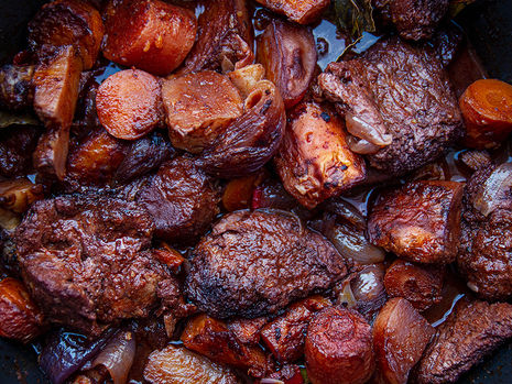 נתחי חלבון סויה, תפוחי אדמה, בטטות, בצלים, גזרים, ארטישוק ירושלמי, פלפל צ'ילי טרי. כל אלו מושרים ומבושלים ביין אדום ותבלינים נהדרים, שנספגים ומצטמצמים מושלם אל תוך חומרי הגלם.