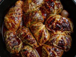 עלי כרוב ממולאים בתערובת בשרנית שהוכנה משבבי חלבון סויה, פטריות פורטובלו טריות קצוצות, בצל קצוץ, שום קצוץ, גזר מגורד גס, פלפל חלפיניו טרי קצוץ, פטרוזיליה, כוסברה ונענע קצוצים, כולם מוקפצים ומצומצמים אל שפע של תערובת בהרט ריחנית ומשגעת, מגולגלים בתוך עלי כרוב טרי חלוט, עם בצלצלי שאלוט שלמים, מבושלים ברוטב בלתי חוקי בעליל, שהוכן מקוביות תבלין טבעוניות בטעם צלי, יחד עם שמן, קטשופ, רוטב ברביקיו, רוטב סויה, טריאקי, שוט נדיב של וויסקי, לאחר בישול קצר גם סגירה גלויה בתנור לחריכה אחרונה, בום...