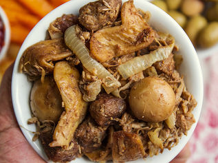 מעורב ירושלמי טבעוני שמורכב מבצל, פטריות שמפיניון שלמות משומרות, ג'ק פרוט משומר, קוביות חלבון סויה, יובה כנפיים, כולם מוקפצים בתערובת תבלינים עשירה של מעורב ירושלמי, מוגשים בתוך פיתה או על צלחת, עם טחינה לימונית מענגת ובצל ירוק מעל. זיתים מובחרים בצד להתרענן בין הביסים ומיקס-צ'יפס בטיגון עמוק של תפוח-אדמה ובטטה, כדי לסגור סופית את הבסטה...