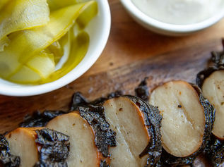 דג מלוח טבעוני מפטריות מלך היער טריות, עטופות בדפי אצות נורי קלויות, מיושנות במשרה של שפע שמן, חומץ, מלח, שבבי בצל, אבקת שום מעושן, פלפל אנגלי טחון, עלי דפנה, ואז אפויות באיטיות, נפרסות ומוגשות קר, לצד איולי שום, מלפפון בחומץ וכמובן - בירה מובחרת קרה.