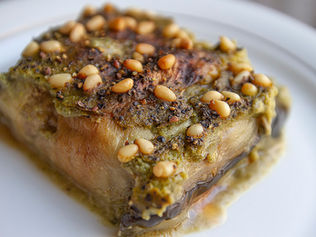 פרוסות חציל דקות, מקופלות ומהודקות סביב מוצרלה טבעונית ומוקפץ שמורכב מפטריות שימג'י, בצל לבן ופלפל חלפיניו עם תערובת התבלינים טוסקנה, אפויות בתנור כשהן עטופות בקרם קטיפתי עשיר ומטריף של קישואים ובזיליקום ומקושטות בגשם של צנוברים מעל...