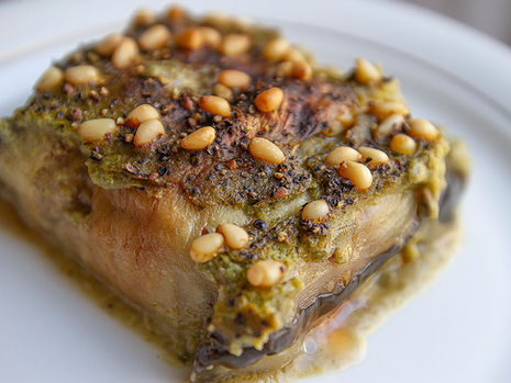 פרוסות חציל דקות, מקופלות ומהודקות סביב מוצרלה טבעונית ומוקפץ שמורכב מפטריות שימג'י, בצל לבן ופלפל חלפיניו עם תערובת התבלינים טוסקנה, אפויות בתנור כשהן עטופות בקרם קטיפתי עשיר ומטריף של קישואים ובזיליקום ומקושטות בגשם של צנוברים מעל...