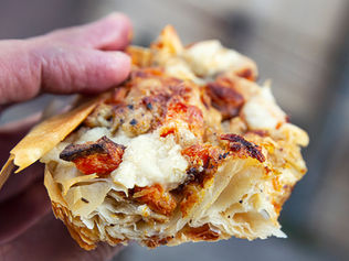 מאפה שמורכב מבצק פילו שמקופל באקורדיון סטייל, עם קוביות בטטה אפויות, שמנת קרמית שמחלחלת אל תוך הקפלים של הבצק ונספגת בו, ענני גבינת קשיו מעל הכל כשבתוך כל אלו מתמזגים להם שבבי בצל, אבקת שום, אבקת פטריות, פלפל שחור גרוס וגם שמרי בירה, שמדגישים את הטעמים תוך כדי הגברת השחיתות הגבינתית של המאפה.