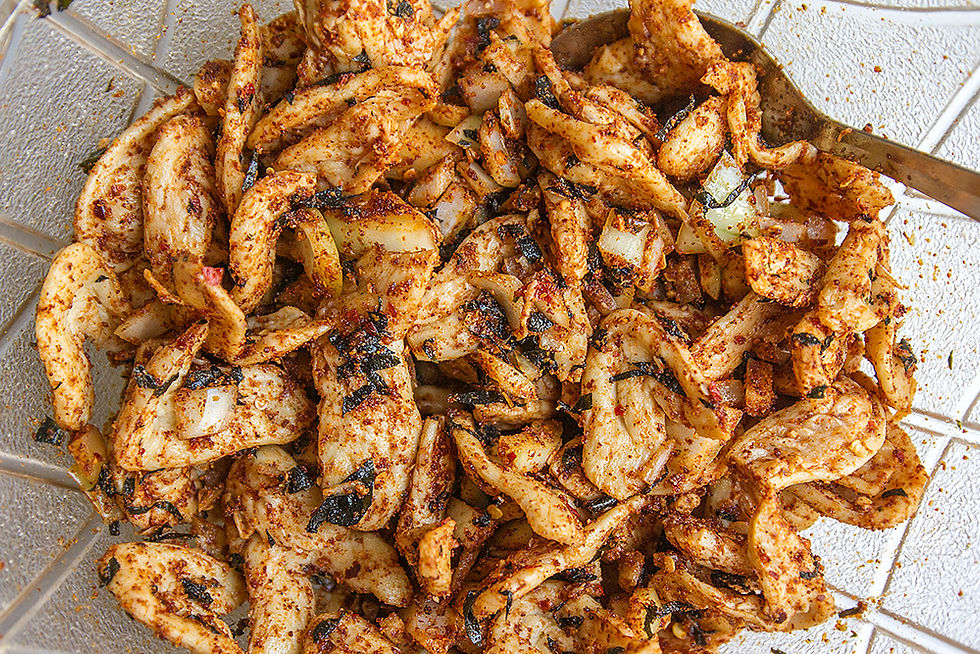 חציליובה - חציל קלוי אפוי עם יובה כנפיים, אצות נורי, תערובת תיבול לחריימה ומעל הכל טחינת סחוג ירוקה ופטרוזליה טרייה.