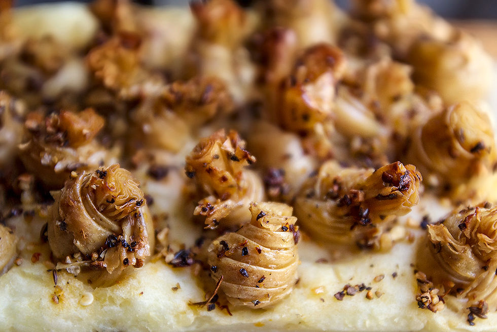 מתכון טבעוני למאפה שכבות של פירה בטטה, דוקסל פטריות בוויסקי ותימין, פירה תפוחי אדמה, יובה קשרים בתיבול ברביקיו.