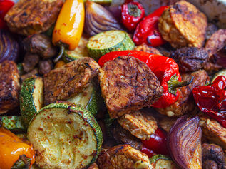 פרוסות טמפה, פלפלונים טריים מתוקים, פטריות שמפיניון טריות, קישואים ובצל סגול, כולם אפויים בתנור עם רוטב אסייאתי משגע שעוטף אותם באהבה מרוטב סויה, טריאקי, קארי אדום, ליים סחוט, שמן שומשום. וואי, התבנית הזאת יוצאת אליך מהתנור ובשנייה שולחת אותך לטיול מסעיר במחוזות רחוקים וטעימים כל-כך! מנה מעולה גם לאירוח, בלוק ובעושר המרקמים והטעמים שבה.