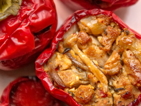 פלפלים ממולאים ברצועות בשרניות של חלבון סויה ופטריות שימג'י חומות ולבנות בתיבול טוסקנה משגע שקיבל חיזוקים מעושנים ואוממי משגע.