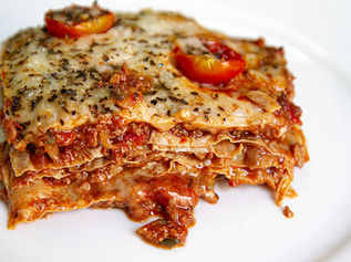 לׇזַנְיוּבָּה זה השם שנתתי למנה מפתיעה, מטורללת, טעימה מאוד וכייפית, שחיברתי כאן. מה שקרה כאן הוא כזה: פתחתי ארון ומקרר, נתתי מבט במה שזמין לי ותקתקתי כאן מתכון קל ומאוד פשוט להכנה ועם זאת תוצאה מאוד מאוד טעימה, שתשגע לכם את השולחן. יוצא שהלׇזַנְיוּבָּה היא לזניה נטולת גלוטן אך בעלת תחושות מושחתות לאלל'ה, בכל המחלקות שלה: הויז'ואל, המרקם, הטעם...