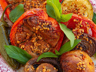 נתחי חלבון סויה צמודים חזק אל "קעריות" פלפלים אדומים מתוקים, אפויים היטב בתנור, ברטטוי סטייל, בצמוד לפטריות פורטובלו טריות, פרוסות בצל סגול, עגבניה, זוקיני, כולם כולל כולם מוברשים ברוטב ריחני ומטריף בנוסח טוסקנה, מוגשים לוהטים ורוחשים, עם שפע עלי בזיליקום טרי מסביב ופרמז'ן טבעונית...