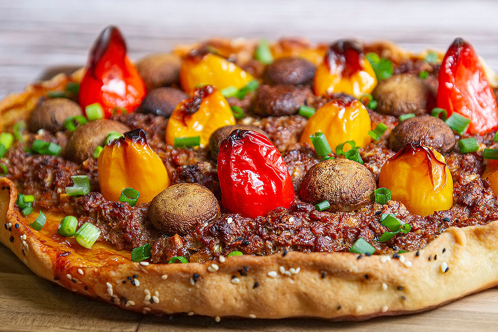 לחמעג'ון טבעוני מחלבון אפונה, עם פלפלונים שלמים ופטריות שמפיניון שלמות - מתכון