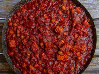 חומוס ישראלי וטמפה אינדונזי, מבושלים ואפויים ברוטב עגבניות מרוסקות, עם שום ובצל טריים ועם שפע של תערובת התבלינים "ברברה" האתיופית, העשירה, הספייסית והריחנית.