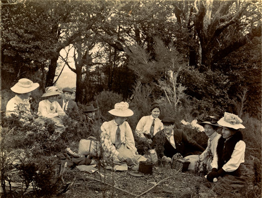 group-having-a-picnic-in-1915-vintage-new-zealand