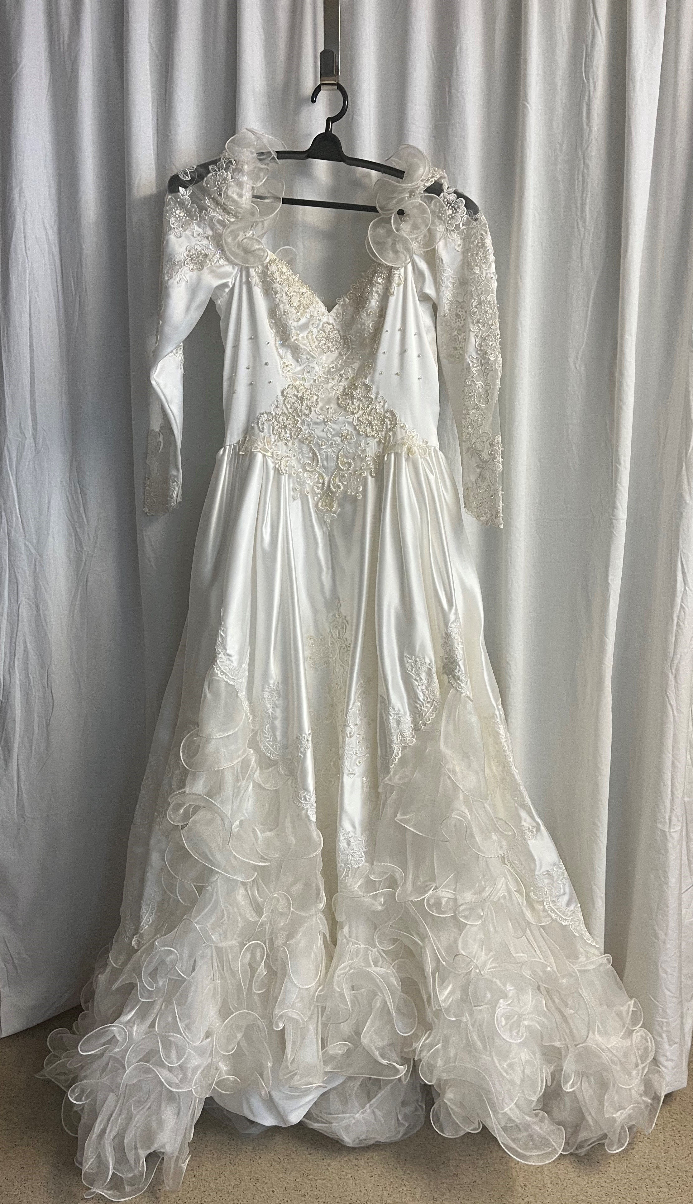 Robe de mariée romantique à traîne spectaculaire - 1990's