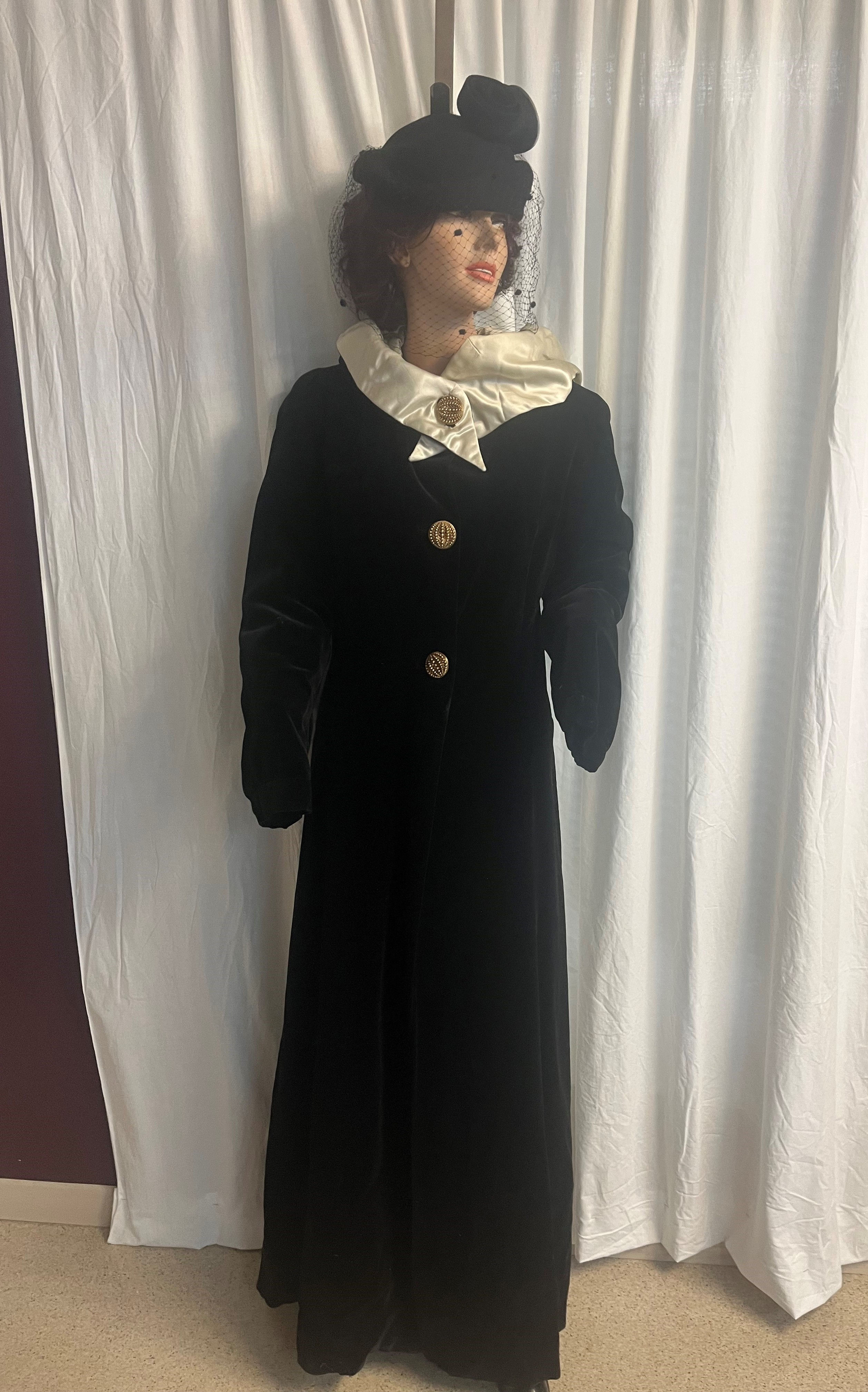 Manteau long en velour noir années 1930-40