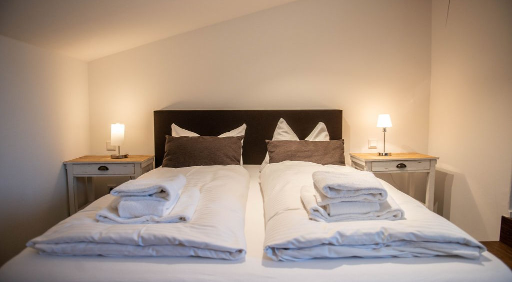 Entdecke Deine Auszeit im Herzen der Natur mit diesem charmanten Ferienhaus in Schliersee. Genieße die gemütliche Atmosphäre des Schlafzimmers mit komfortablen Betten und liebevollen Details, die Deinen Aufenthalt unvergesslich machen. Perfekt für eine entspannte Flucht aus dem Alltag, umgeben von malerischen Landschaften und Ruhe.