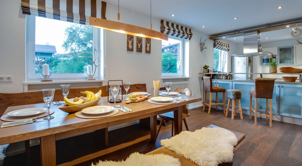 Entdecke das gemütliche Flair unseres Ferienhauses in Schliersee, perfekt für Deinen Entspannungsurlaub. Mit einer voll ausgestatteten Küche, einem einladenden Essbereich, und modernem Komfort, bietet Dir diese Unterkunft alles, was Du für einen unvergesslichen Aufenthalt benötigst. Erlebe die idyllische Lage und genieße Deine Auszeit in stilvoller Atmosphäre.