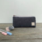 Federmäppchen aus dunkelgrauem Cordstoff mit Reißverschluss.