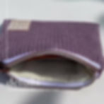 Miniaturbild: Diese kleine Geldbörse aus Cord bietet Platz für das Wesentliche: Bargeld, Karten und Ausweise.