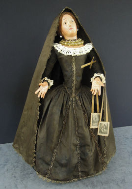  Restauro degli abiti di statue di madonne vestite.