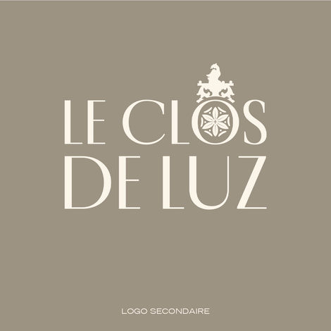 Logo vertical pour Le Clos de Luz avec typographie serif et blason, sur un fond taupe chaleureux