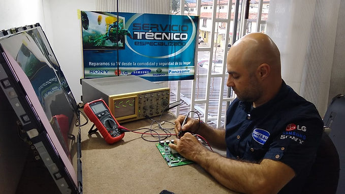 tecnico reparando.jpeg