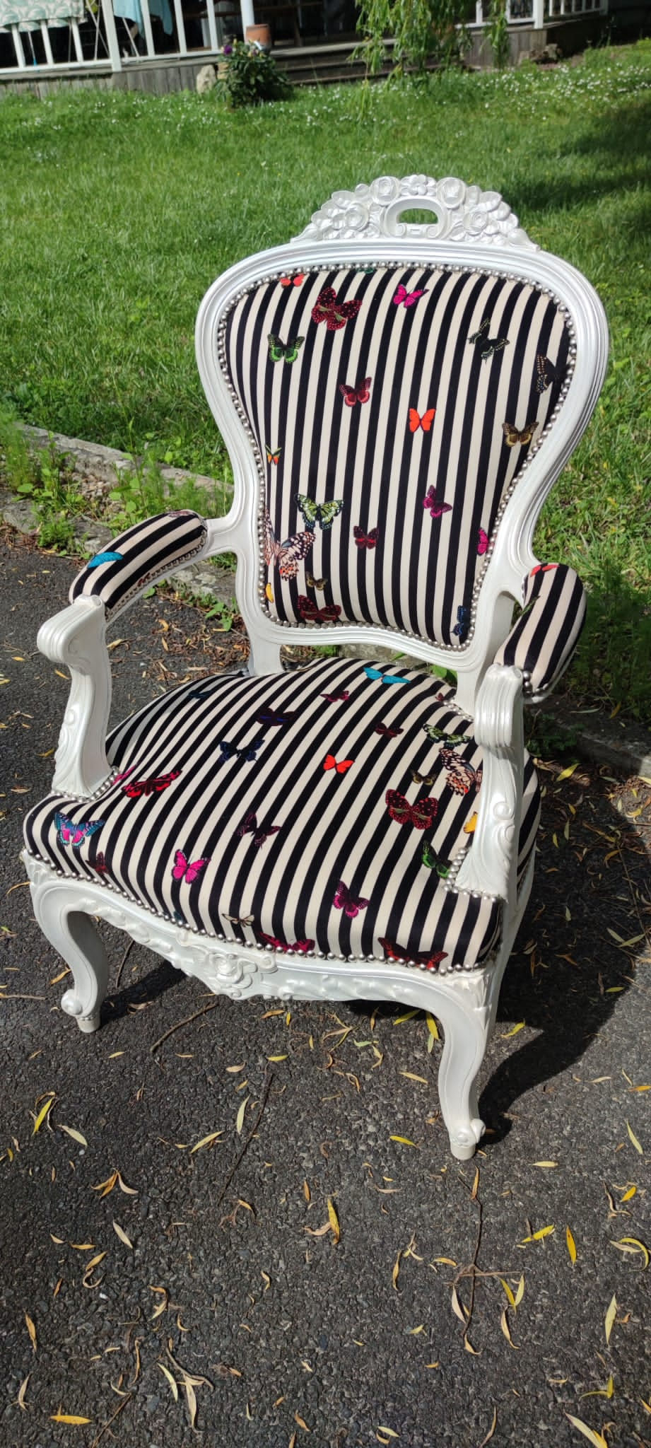 Fauteuil Napoléon III, tissu Zéphir and co, laqué blanc nacré, clous aluminium brossé