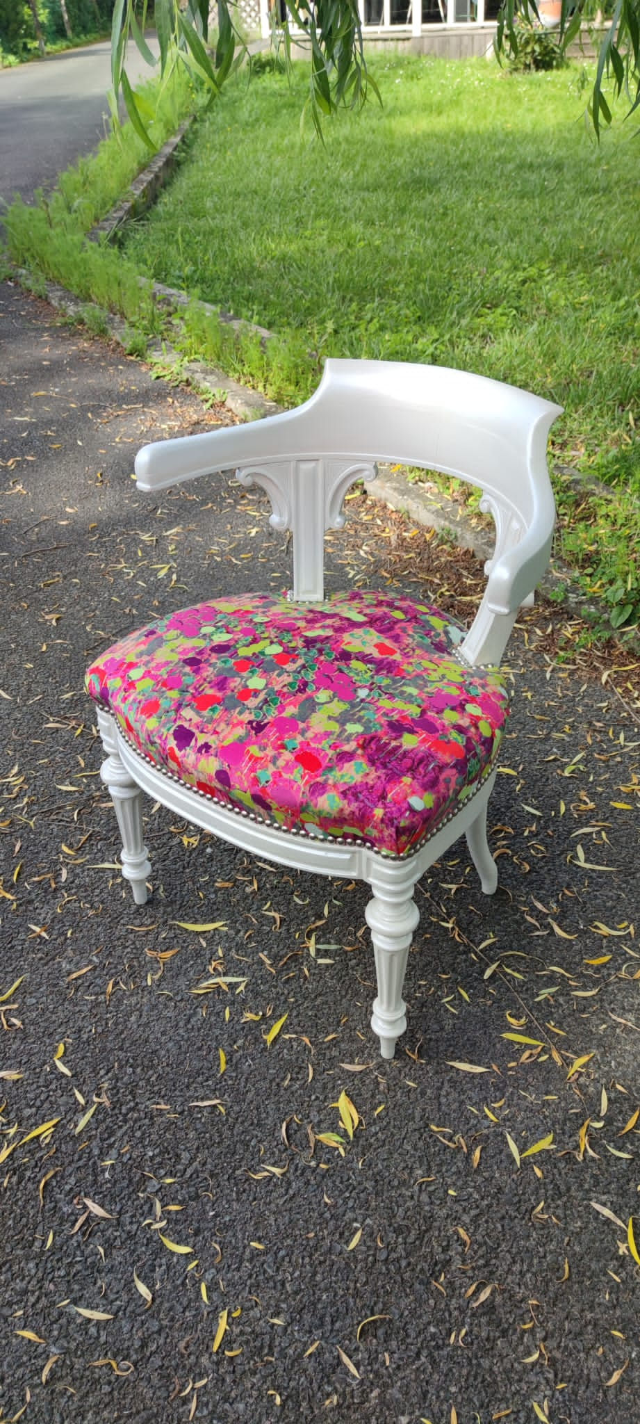 Fauteuil de bureau Louis Philippe, laqué blanc nacré, tissu Zéphir and co, clous aluminium