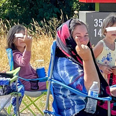 street scammer flipping off gipsies children kid child.jpeg