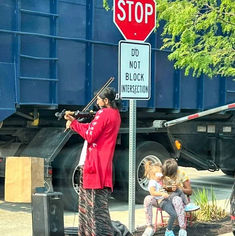 street scammer fake violin player.jpeg