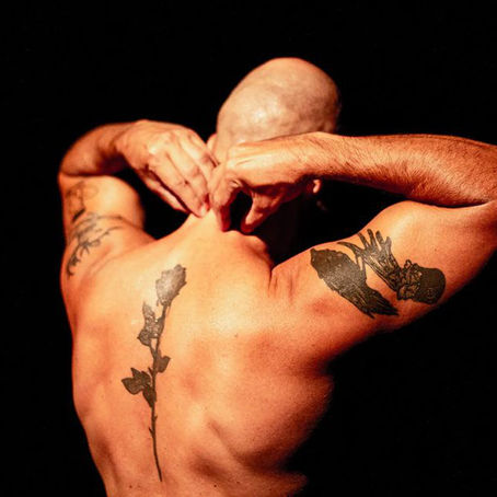 Inspirado no filme homônimo, espetáculo “Homens Pink" traz relatos de gays idosos