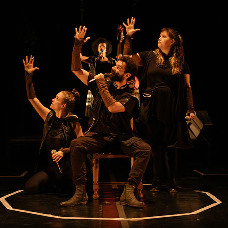 Coletivo Labirinto faz nova temporada de "Mirar: Quando Os Olhos Se Levantam" no Teatro João Caetano