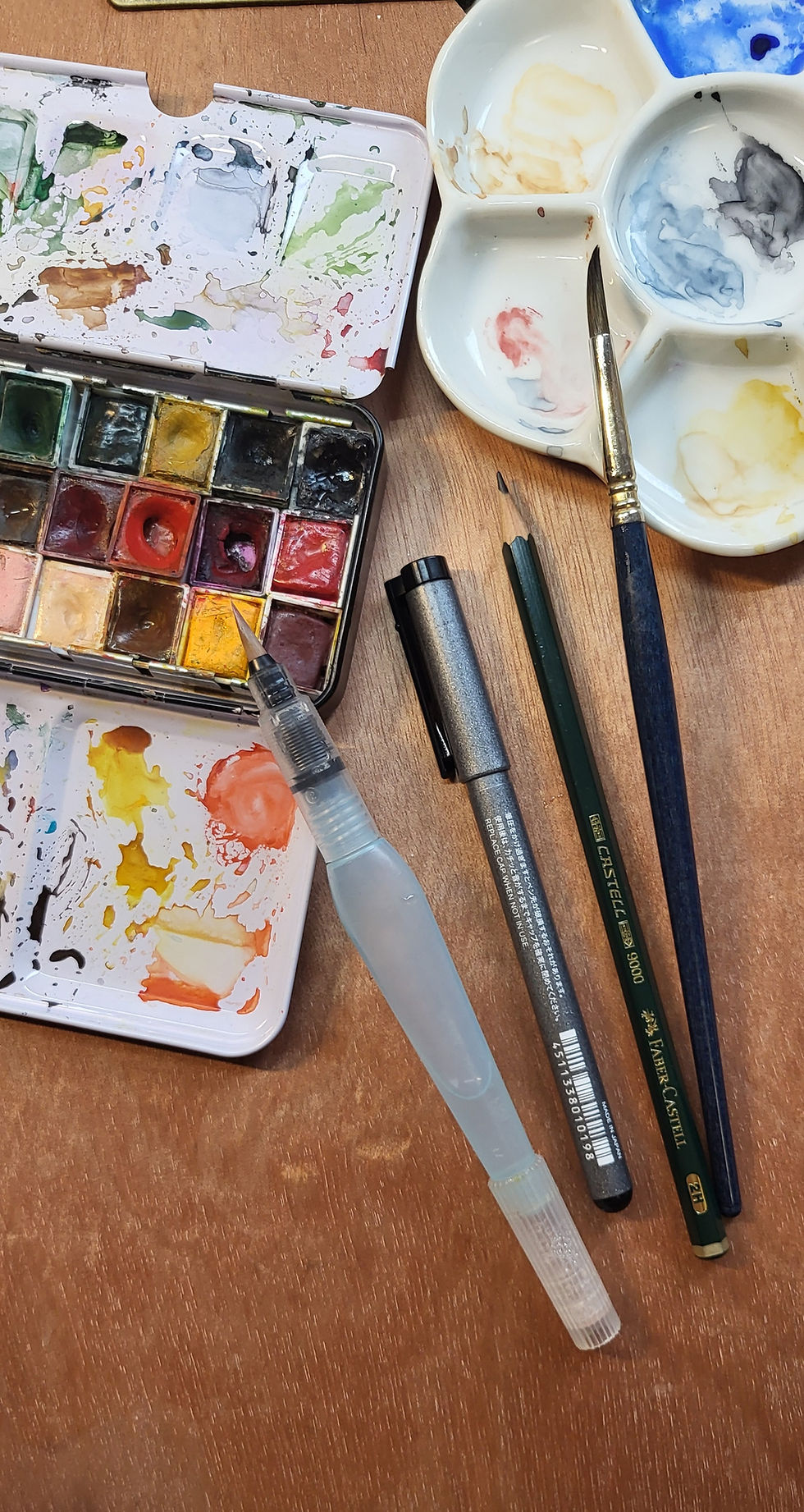Vue en plongée d’un carnet de croquis rempli de dessins réalisés en direct lors d’un événement